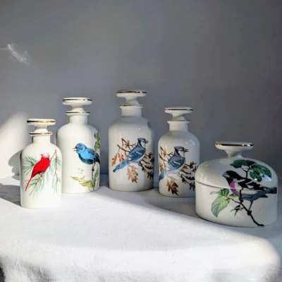 Ensemble de 5 flacons anciens en porcelaine de Paris décor oiseaux