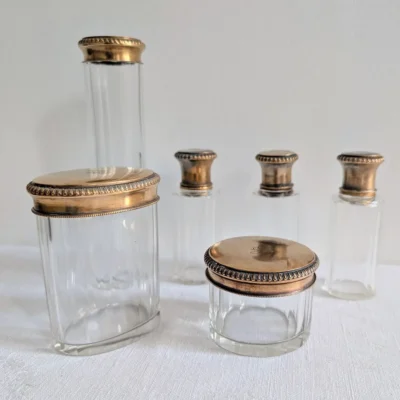 Détail des flacons de toilette anciens en verre moulé transparent