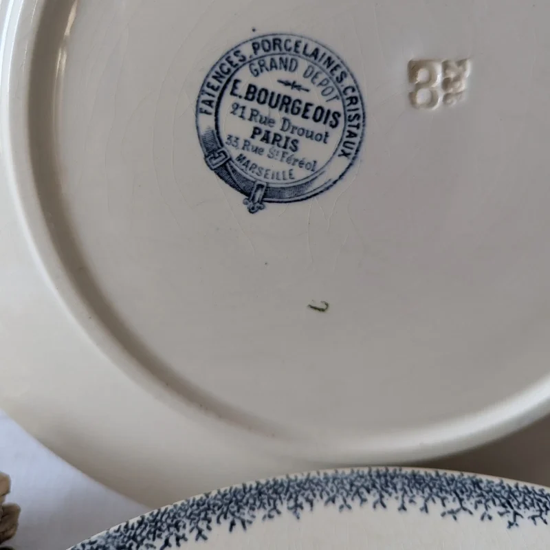 Signature historique sous forme d'estampille bleue E. Bourgeois Paris pour identifier une vaisselle ancienne