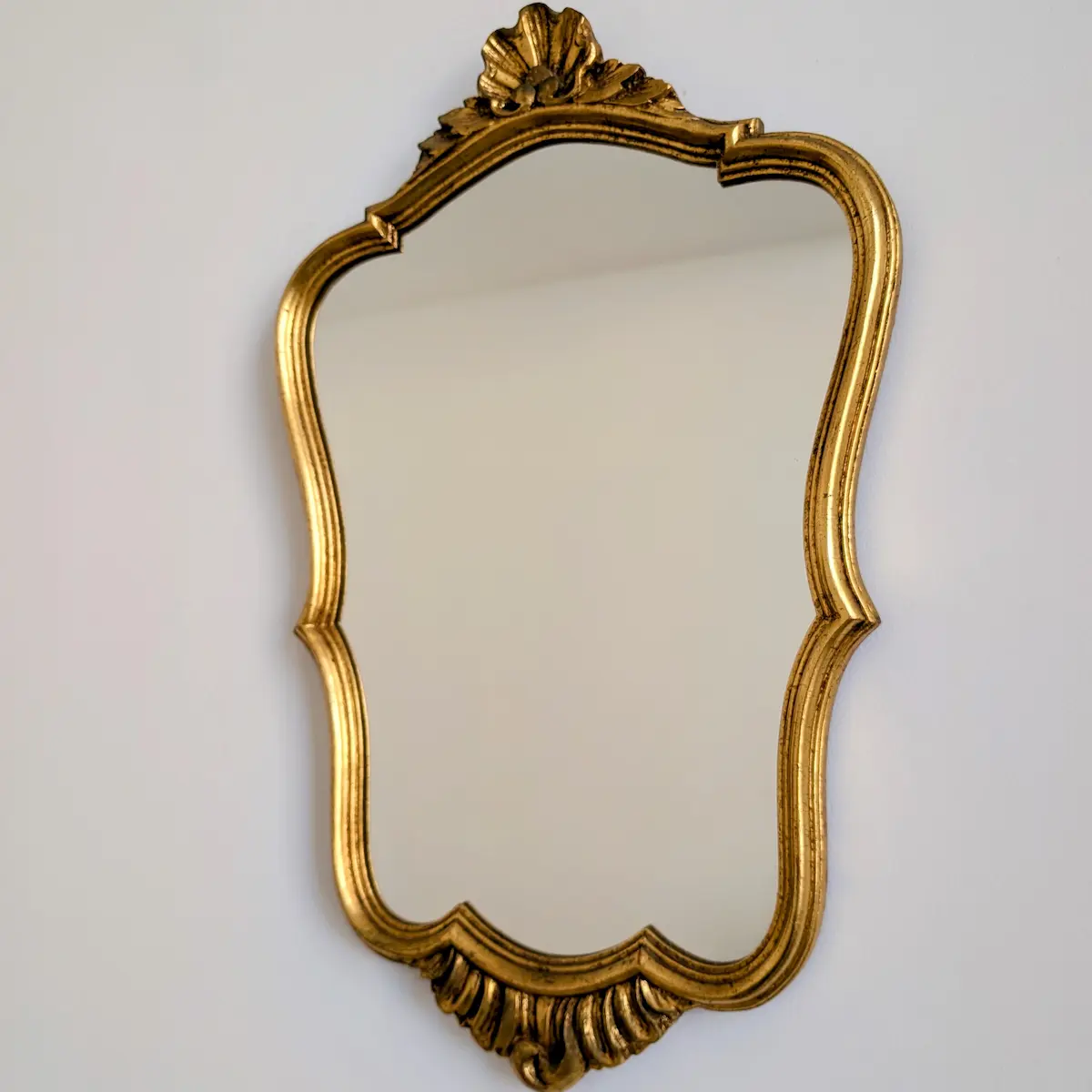 Miroir chantourne dore au decor coquille vue face
