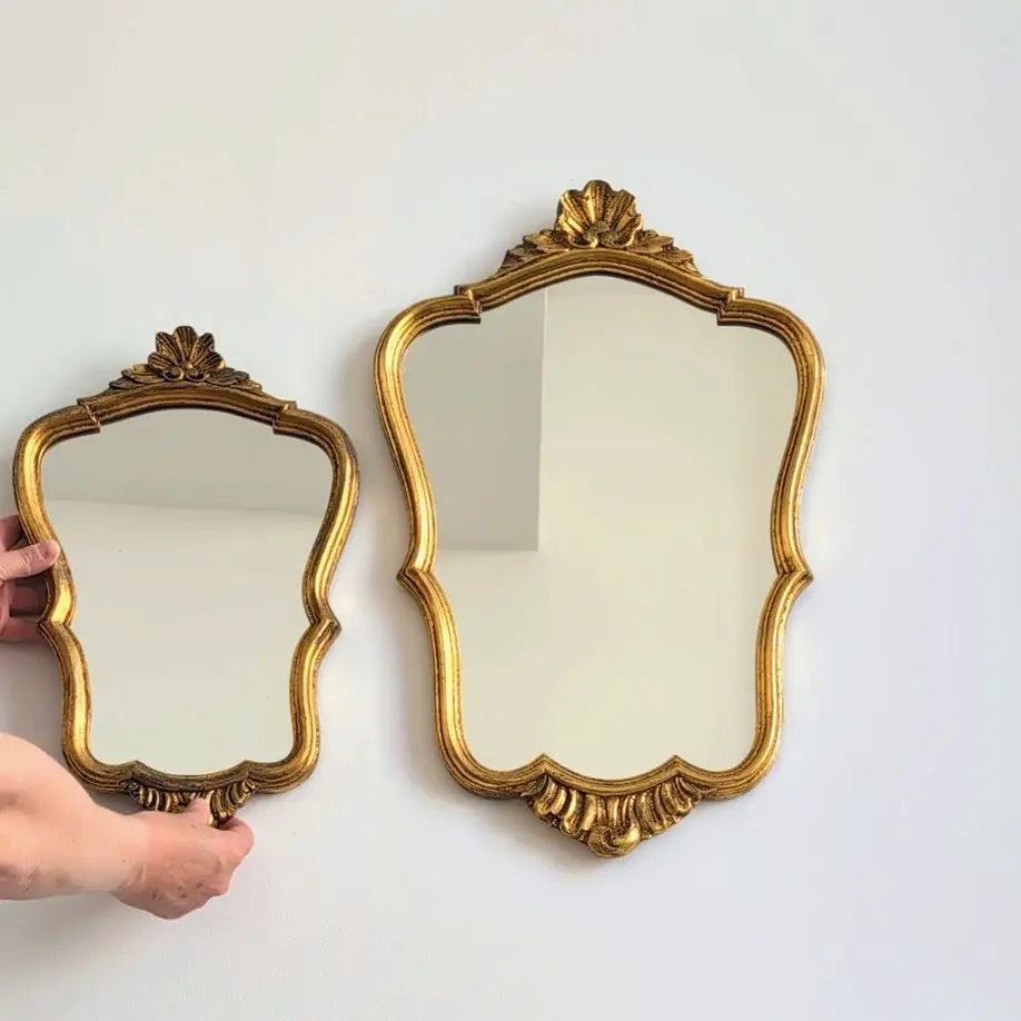 Accumulation murale miroirs chantournes dores vintage
