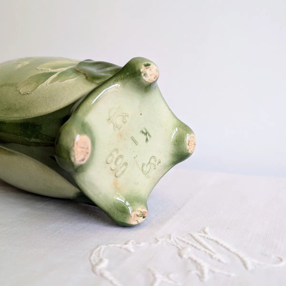 Numéro de forme 690 incisé sous la base du vase ancien en céramique