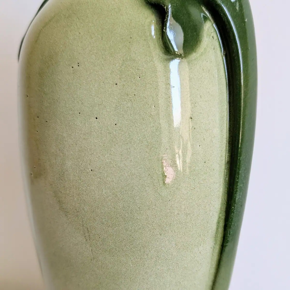 Zoom sur le léger manque d'émail superficiel au dos du vase ancien