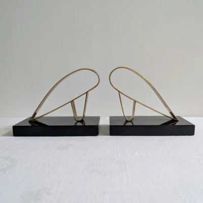 Paire de serre-livres design sculptural en métal doré face à face