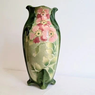Vase ancien de style Art Nouveau en céramique émaillée verte avec roses en relief
