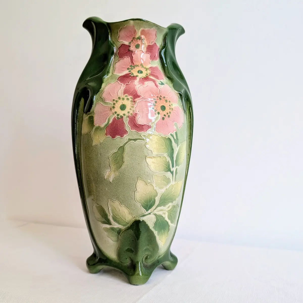 Vase ancien de style Art Nouveau en céramique émaillée verte avec roses en relief