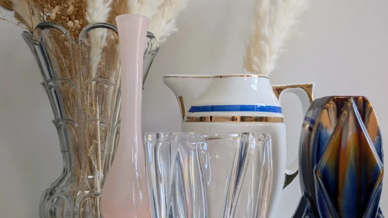Sélection de vases anciens en verre soufflé opaline et cristal Villa Brieg