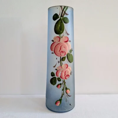 Vase en verre givré ancien bleu poudré avec décor roses peintes main