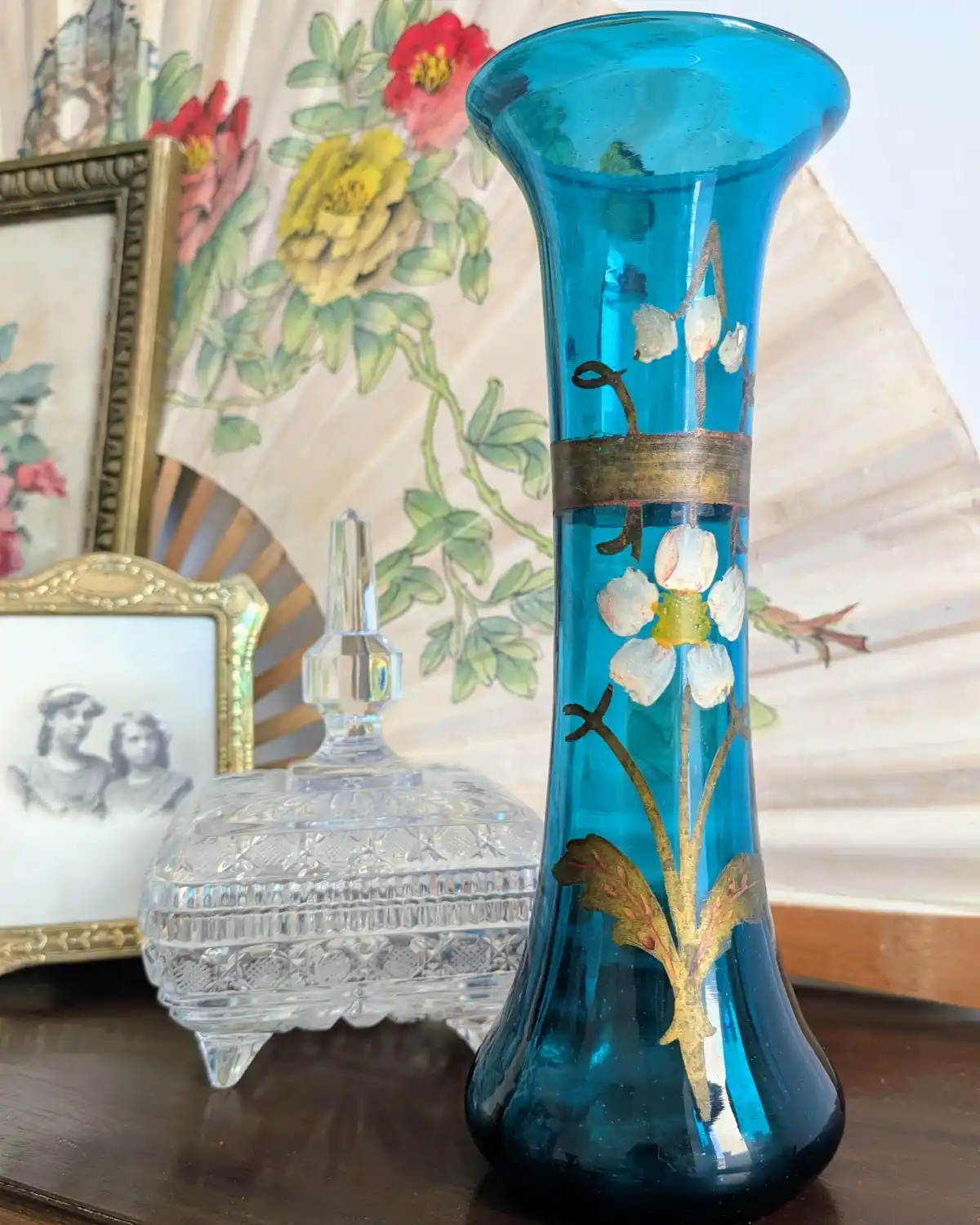 Grand vase vintage bleu en verre soufflé avec décors de fleurs peints à la main