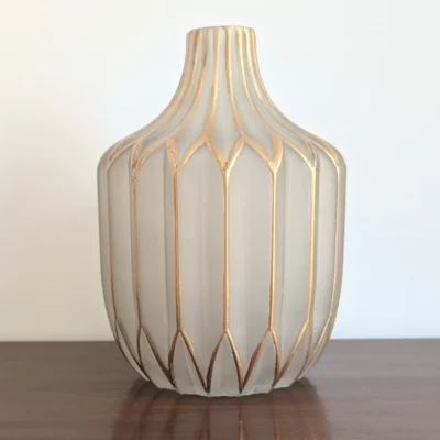 Vase Art Déco doré ancien en verre satiné taupe à décor de chevrons géométriques
