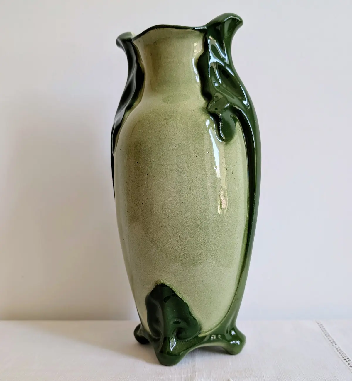 Vue arrière complète du vase en céramique émaillée verte à roses