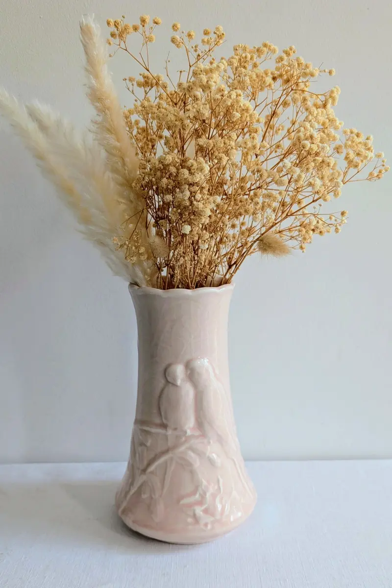 Vase en céramique rose vintage avec décor oiseaux en relief et fleurs séchées