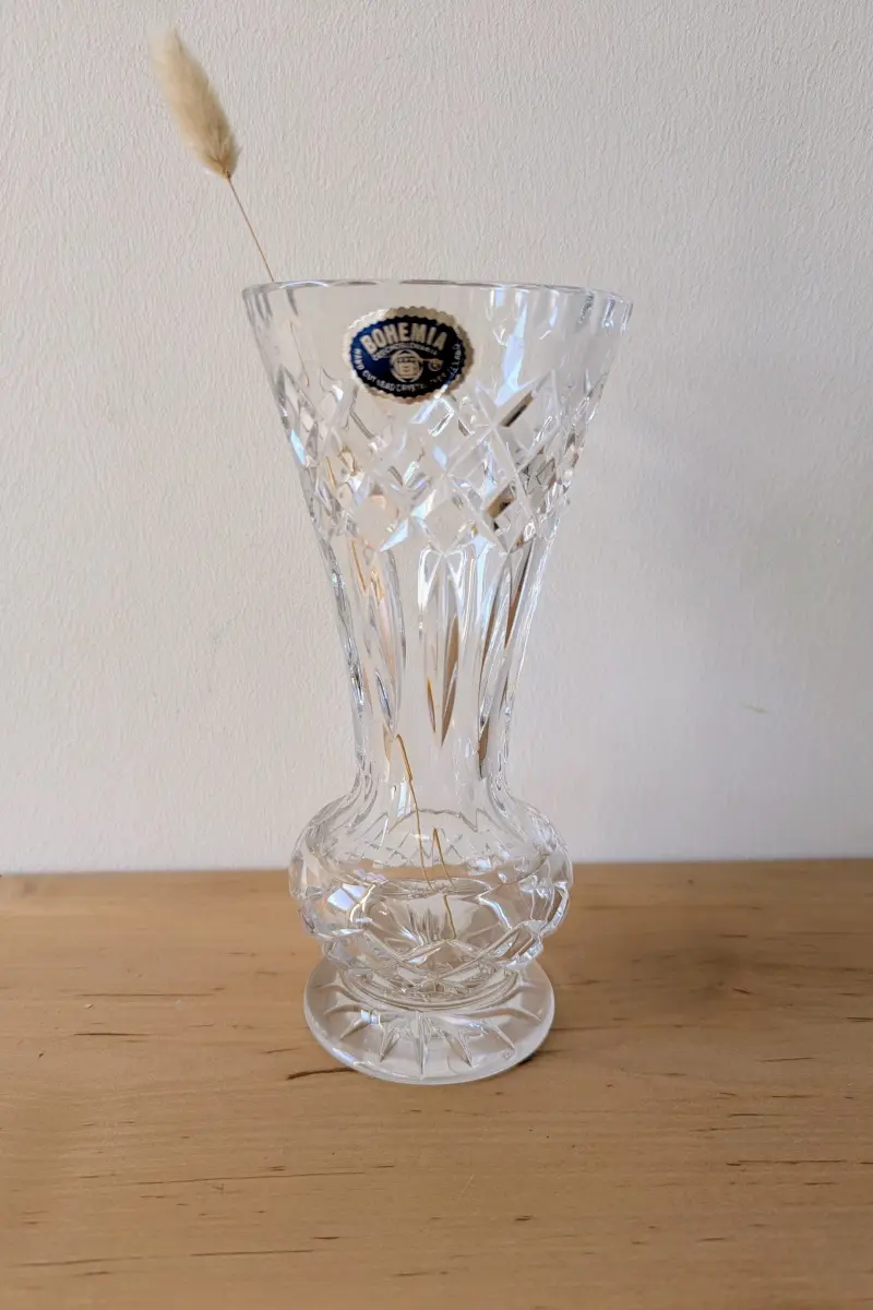 Vase en cristal de Bohême ciselé main avec reflets lumineux