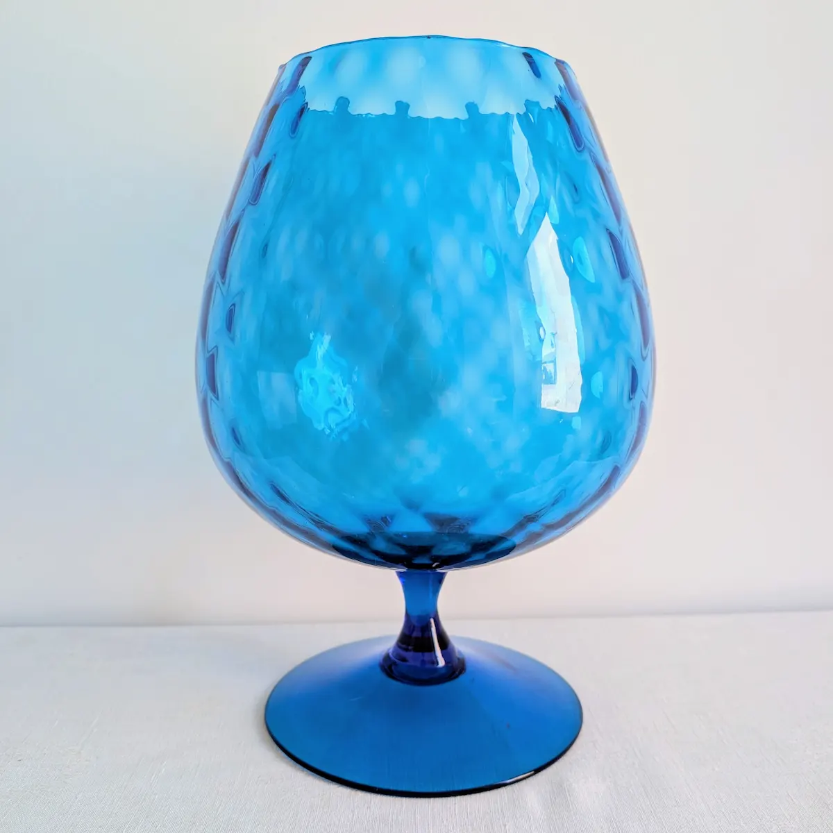 Grand vase sur pied en verre bleu Empoli vintage années 1960