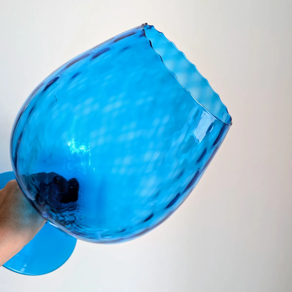 Nuances et effets de matière dans le verre soufflé du vase Empoli