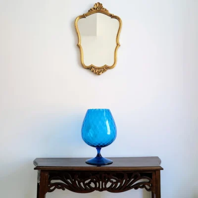 Mise en scène du vase Empoli bleu sur une console