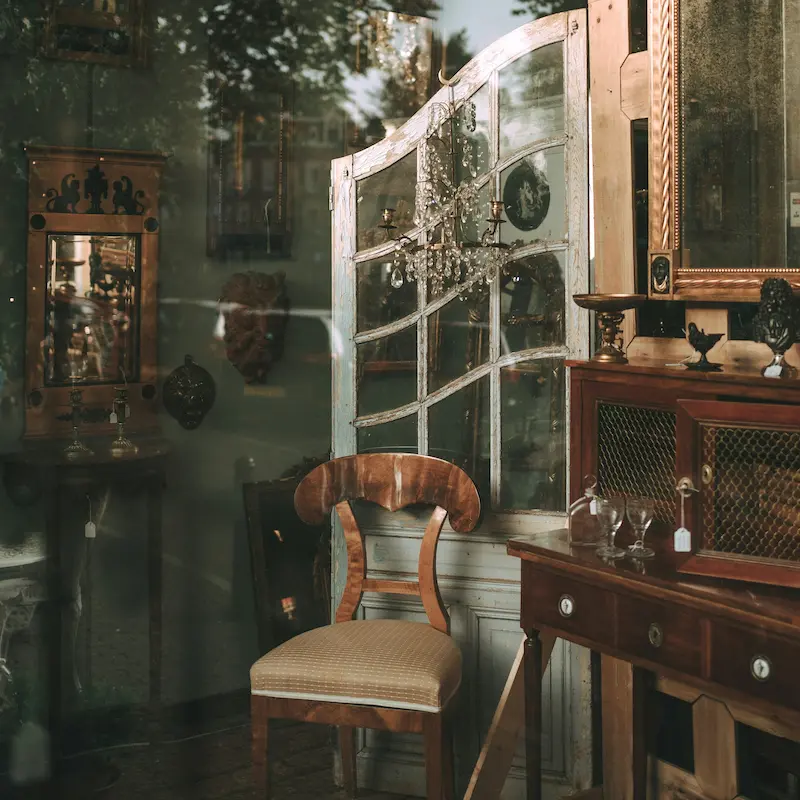 Vitrine ancienne et sélection d'objets de décoration d'antiquaire