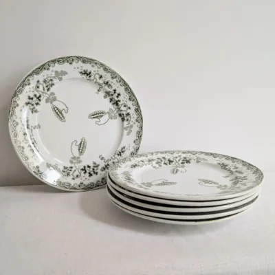 Lot de 6 assiettes anciennes Saint-Amand Hamage modèle Modern Style au décor de muguet vert.