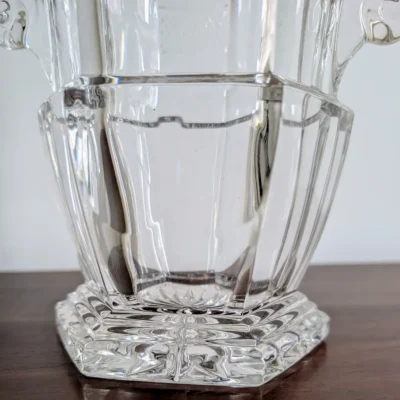 Base facettée du vase en cristal de Lorraine