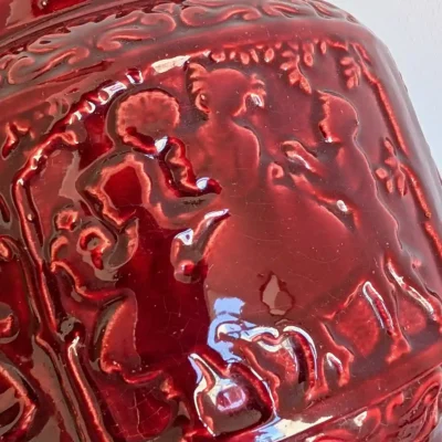 Finesse du relief céramique barbotine rouge grenat