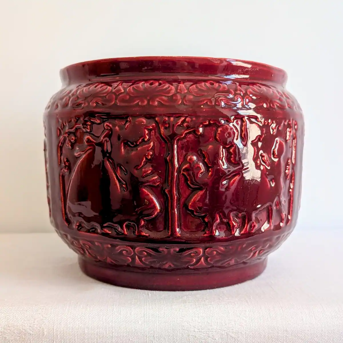 Cache pot barbotine rouge XIXe siècle scènes figuratives