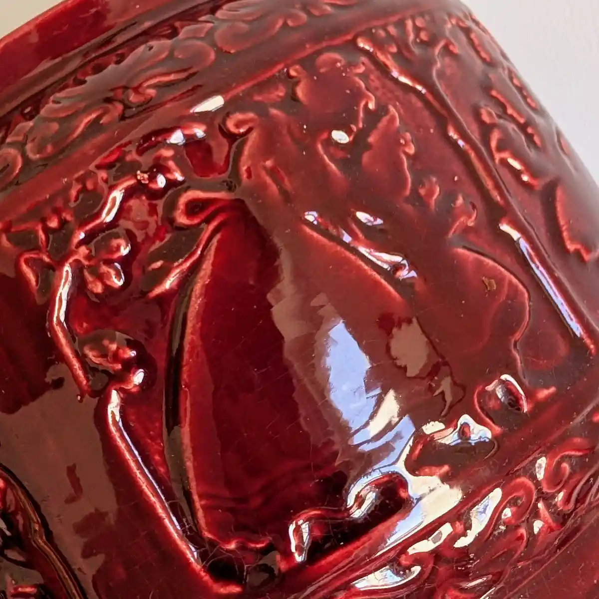 Cache pot ancien rouge mis en situation avec fleurs séchées