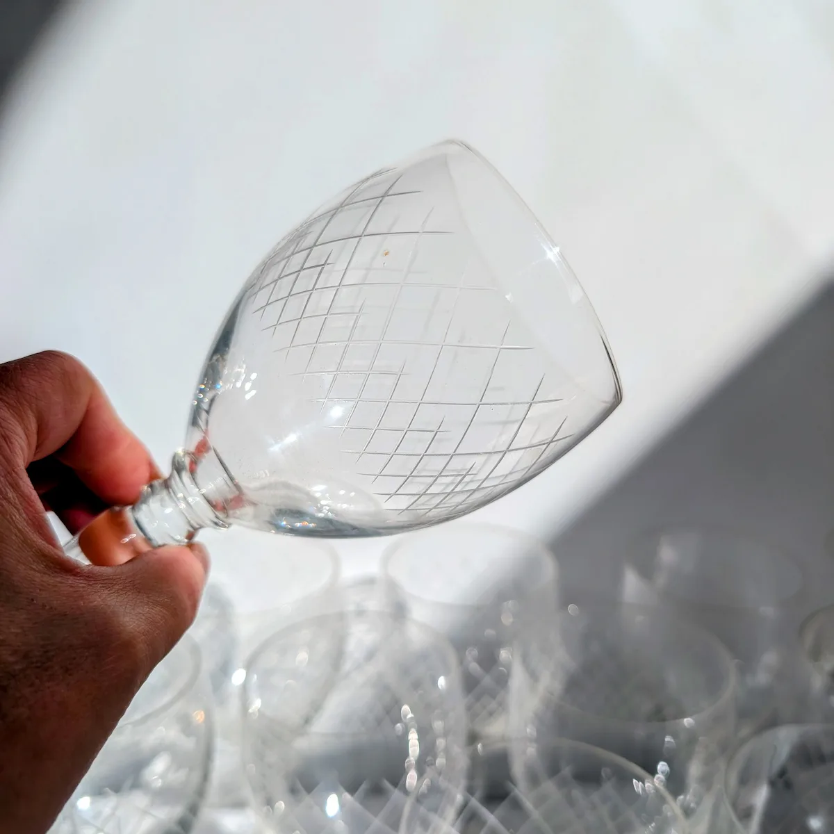 Détail du décor de croisillons gravés sur un verre à vin vintage en cristalin