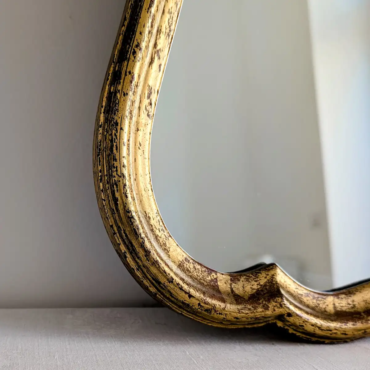 Patine dorée miroir ancien chantourné