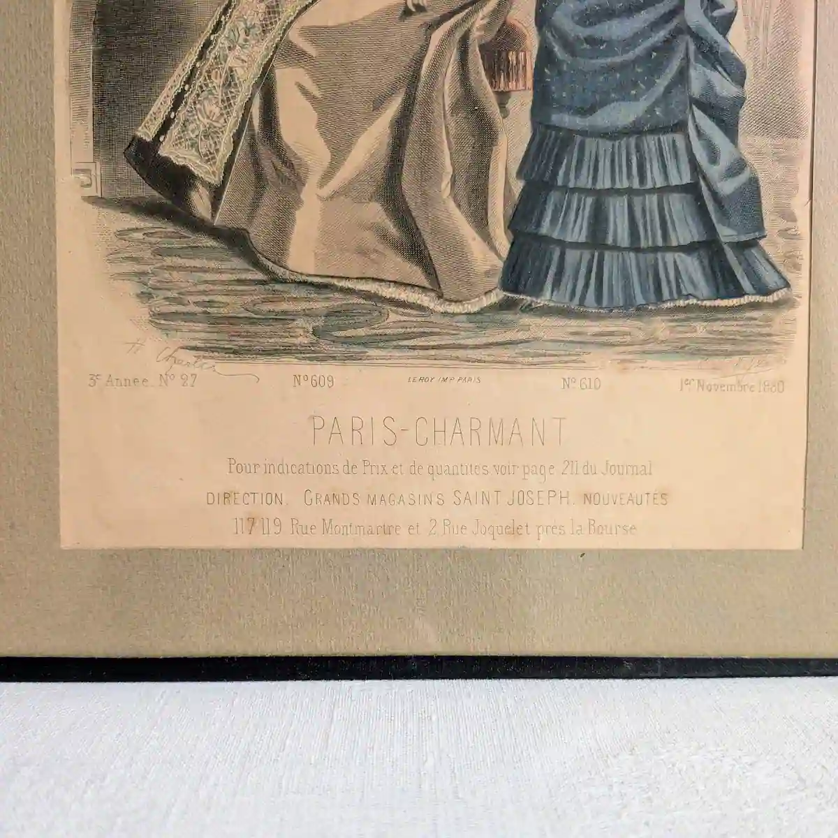 Gros plan des mentions de l'imprimerie Leroy et des Grands Magasins Saint Joseph en 1880