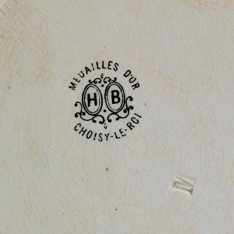 Estampille HB Choisy-le-Roi avec médailles d'or sur faïence ancienne