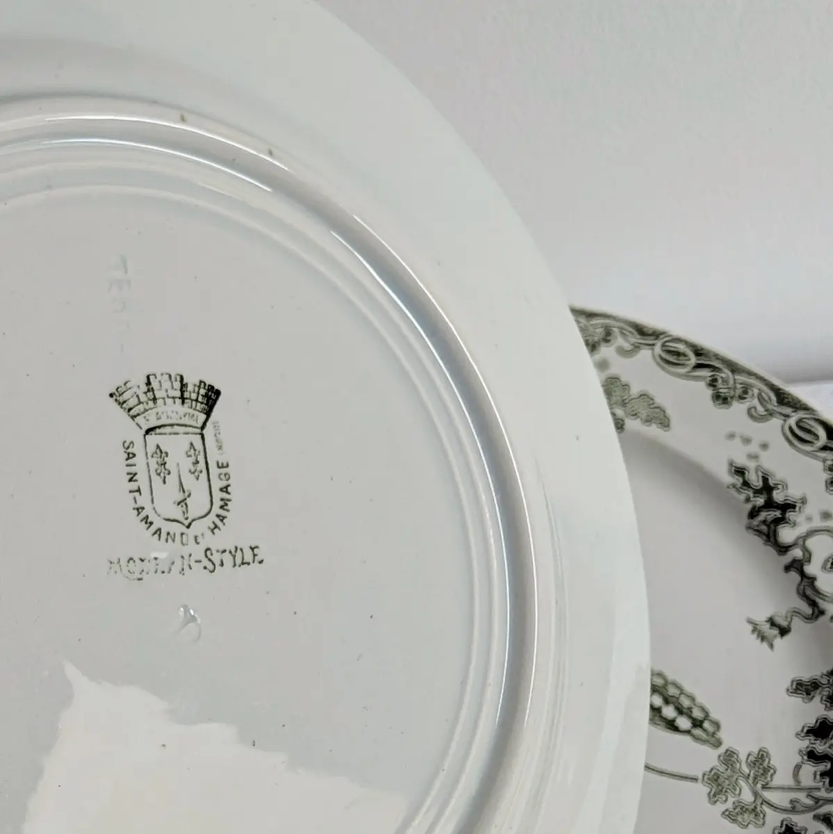Estampille officielle noire au dos de l'assiette montrant le blason de Saint-Amand et Hamage et l'inscription Modern Style.