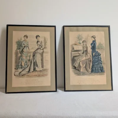 Paire de gravures de mode anciennes Paris Charmant datées de 1880 sous cadre noir