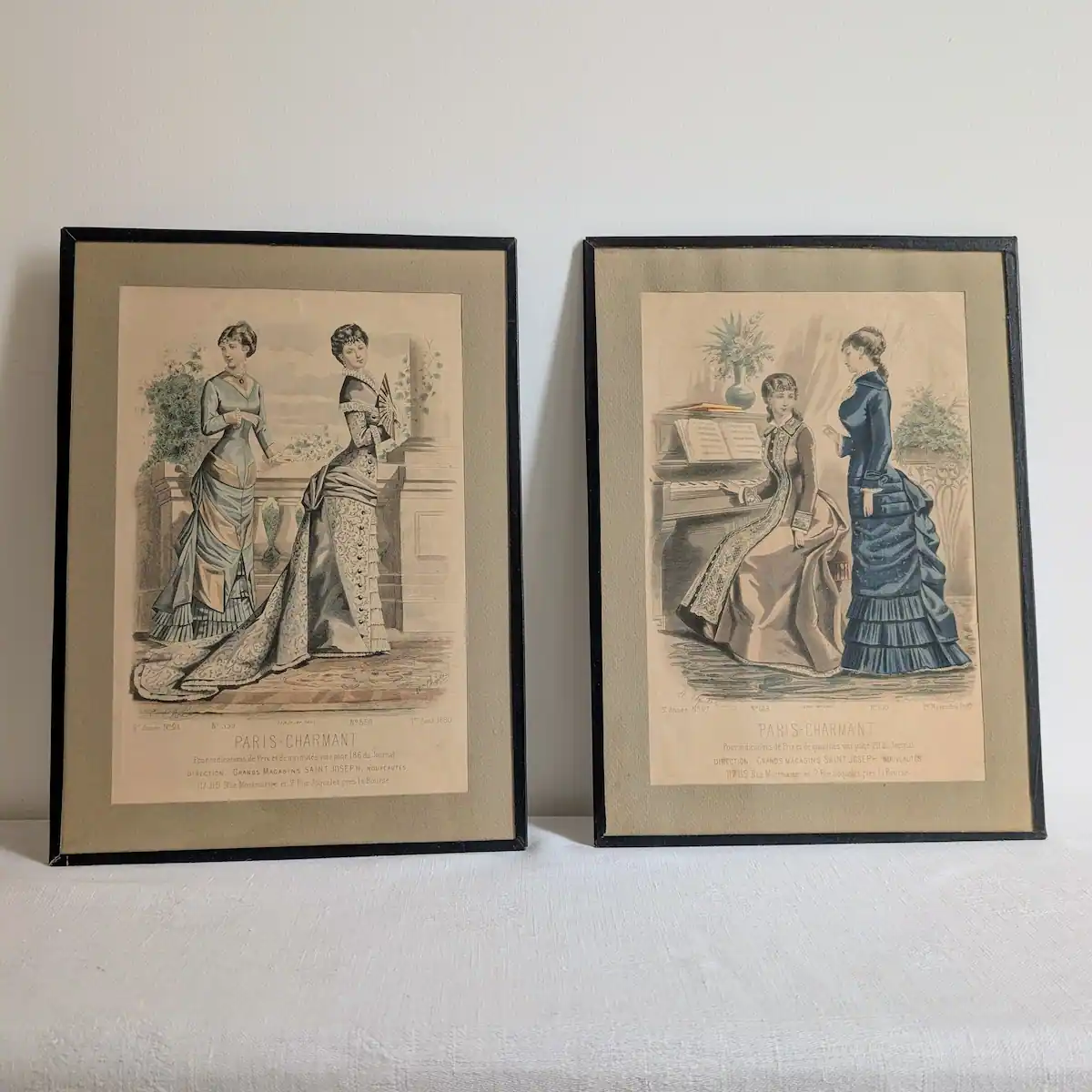 Paire de gravures de mode anciennes Paris Charmant datées de 1880 sous cadre noir