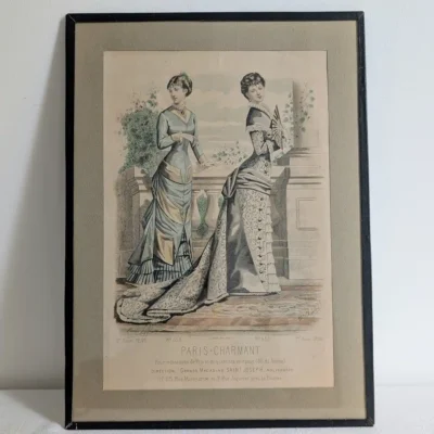 Gravure ancienne de mode parisienne du 1er août 1880 avec robes à tournure