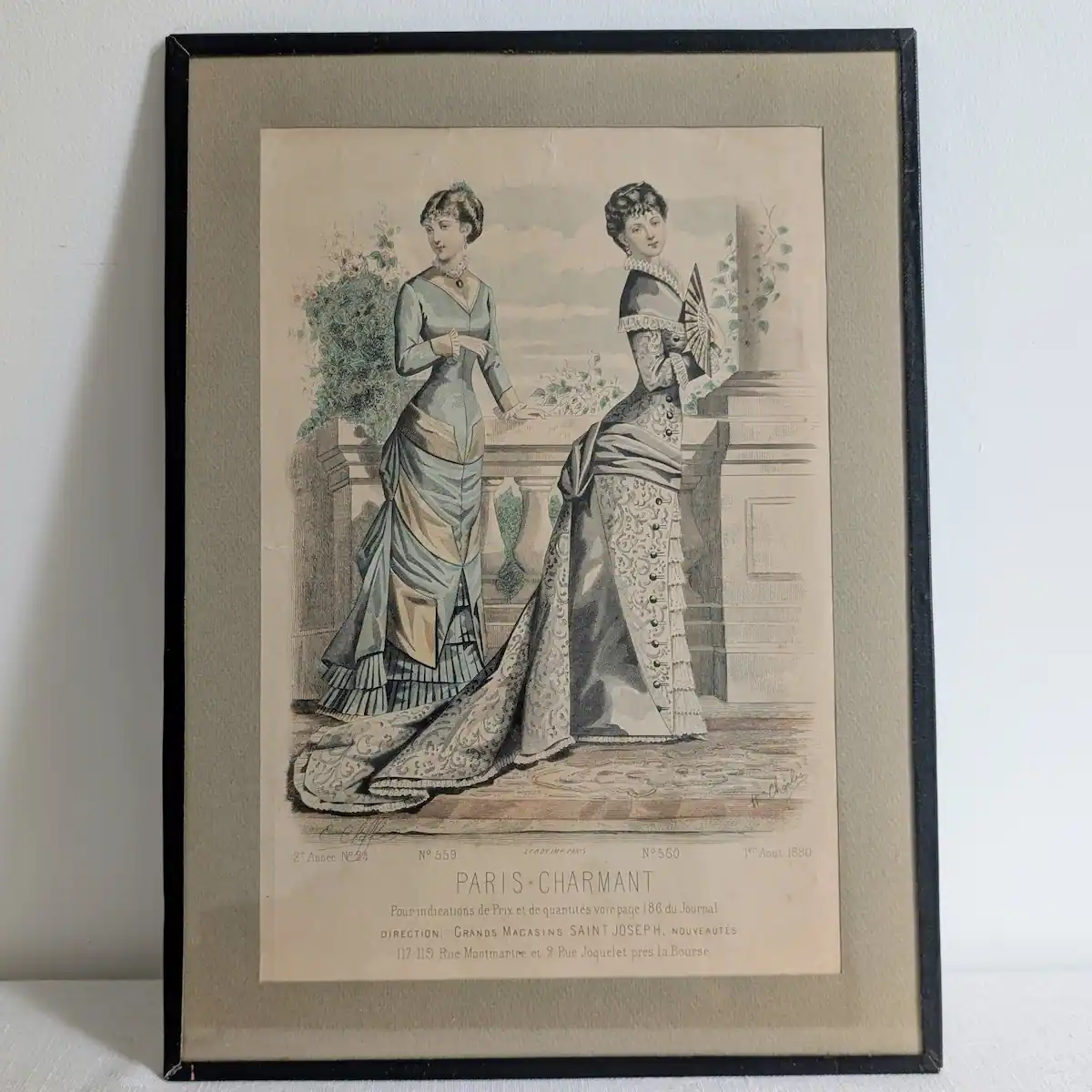 Gravure ancienne de mode parisienne du 1er août 1880 avec robes à tournure