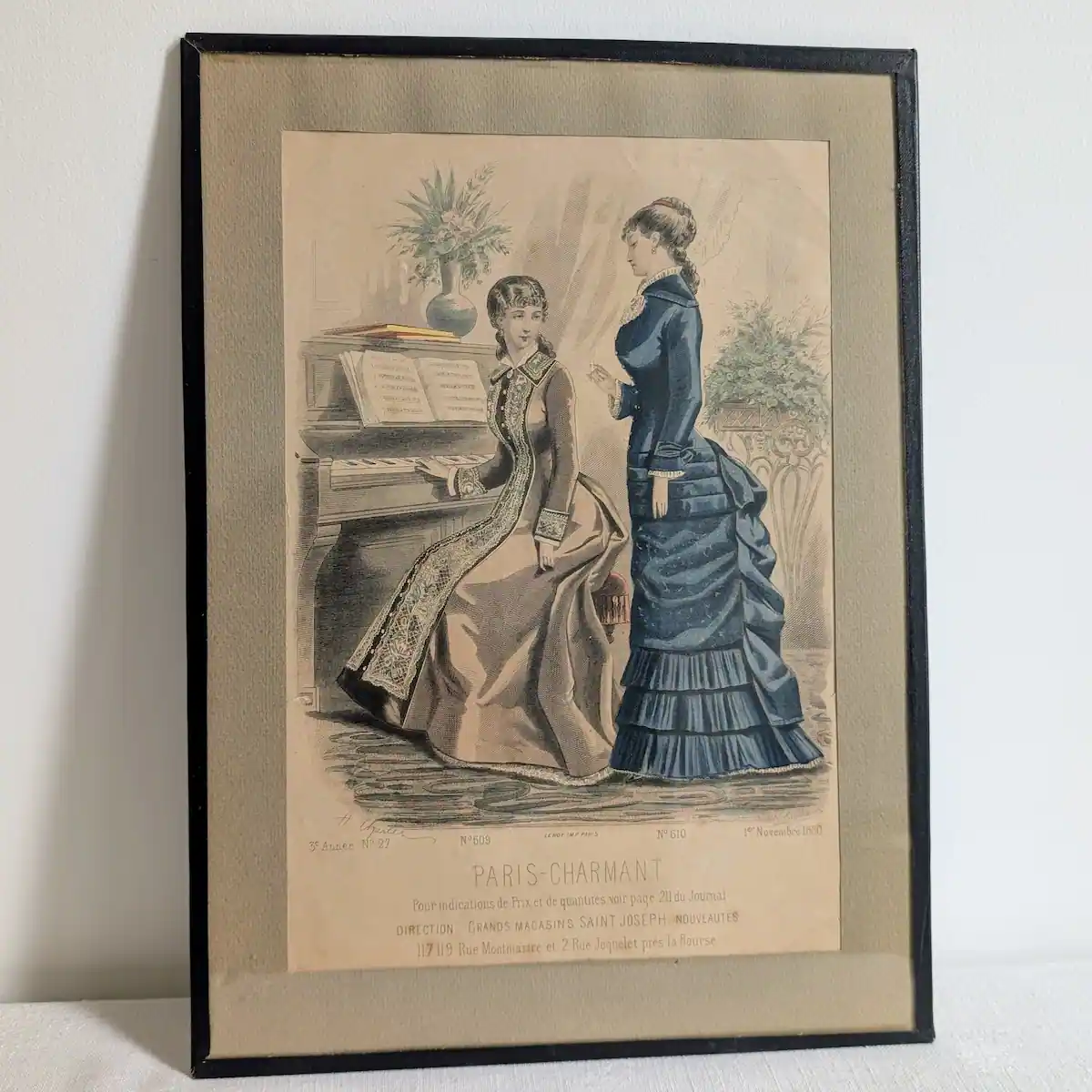 Estampe de mode ancienne novembre 1880 illustrant deux femmes près d'un piano