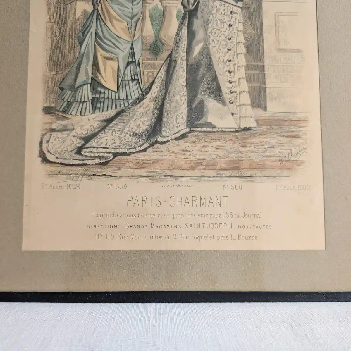 Inscriptions lithographiques d'époque au bas de la planche Paris Charmant août 1880