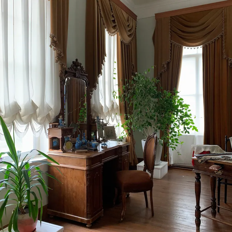 Bureau ancien en bois massif dans un intérieur classique chic