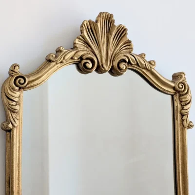 Detail du fronton coquille miroir doré vintage