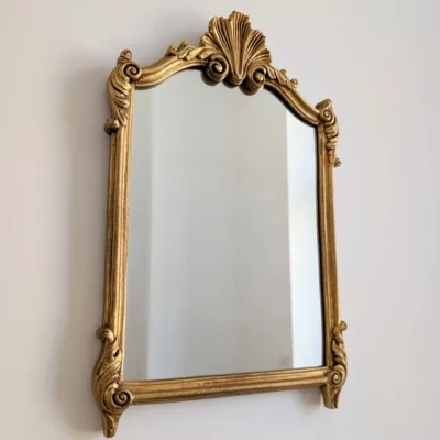 Miroir vintage doré style Louis XV avec décor rocaille