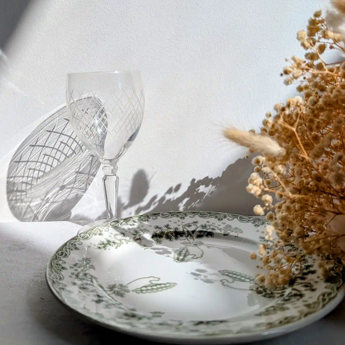 Verre à vin vintage en cristalin gravé dans une mise en scène de table ancienne