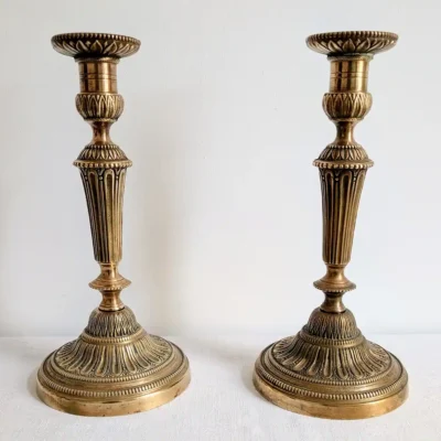 Paire de bougeoirs flambeaux en laiton doré de style Louis XVI avec fûts cannelés.
