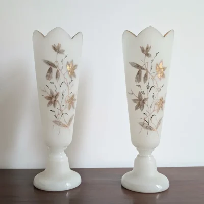 Paire de vases opaline blanche années 50 décor floral émaillé