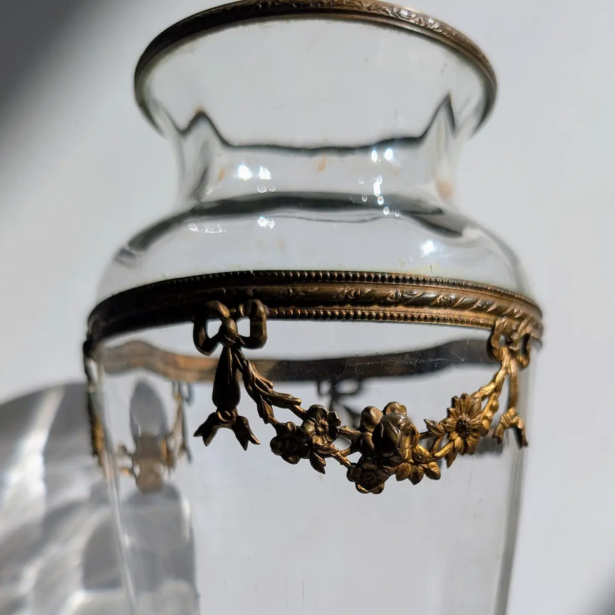 Patine du bronze doré et rayures d usage sur verre ancien