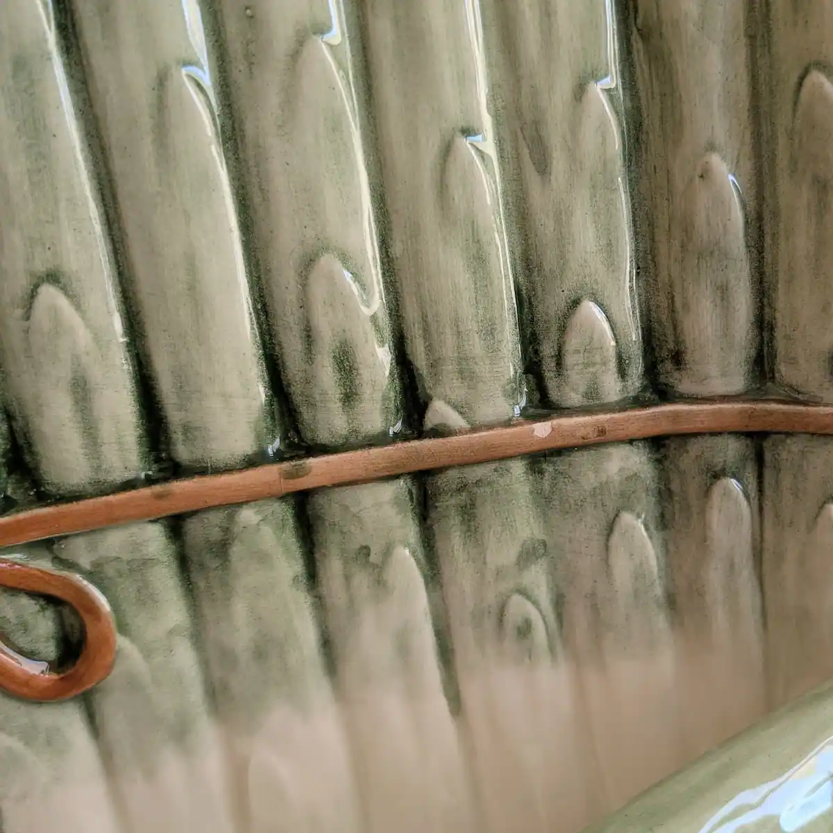 Détail du décor barbotine en trompe l'oeil