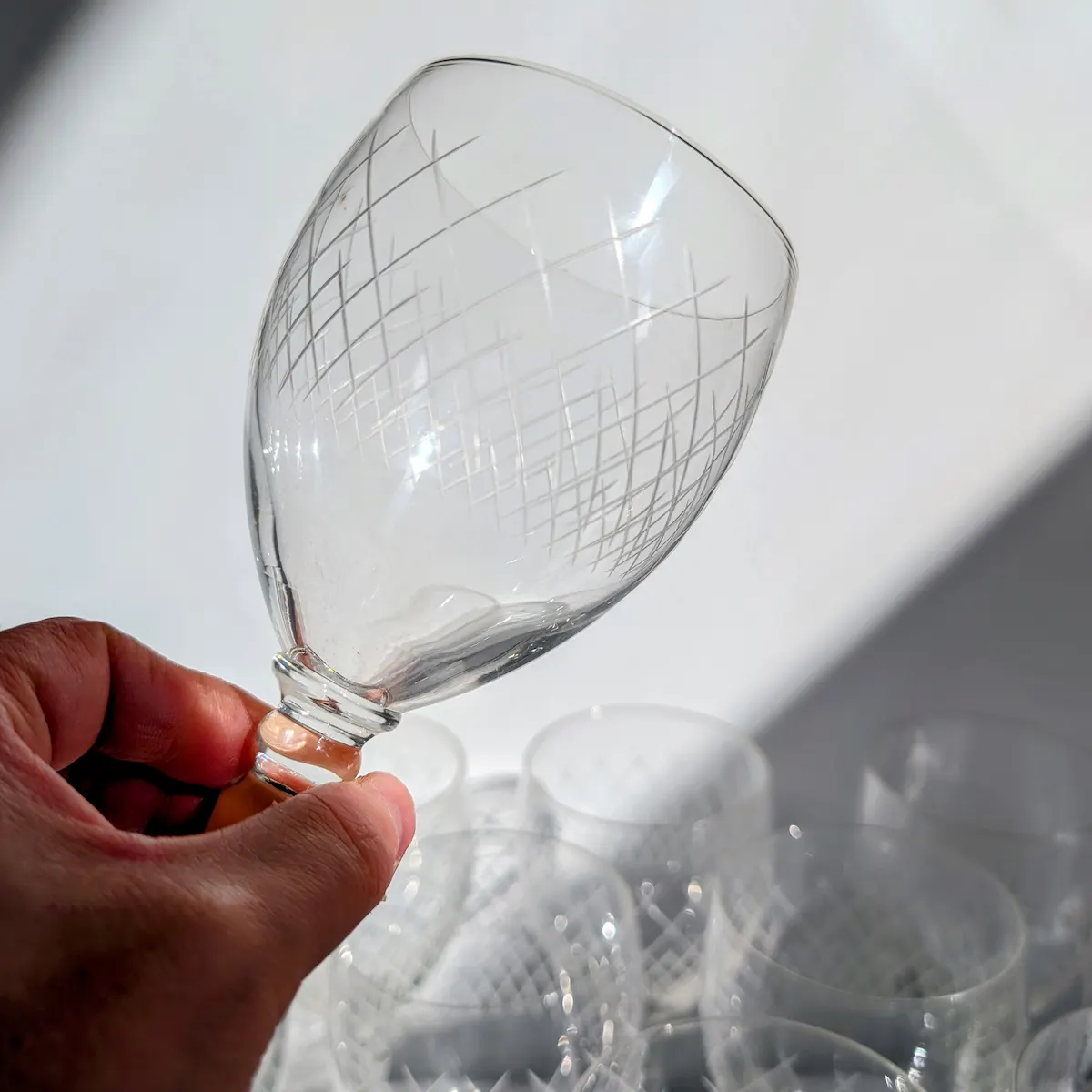Profil d'un verre à vin vintage en cristalin gravé avec pied élancé