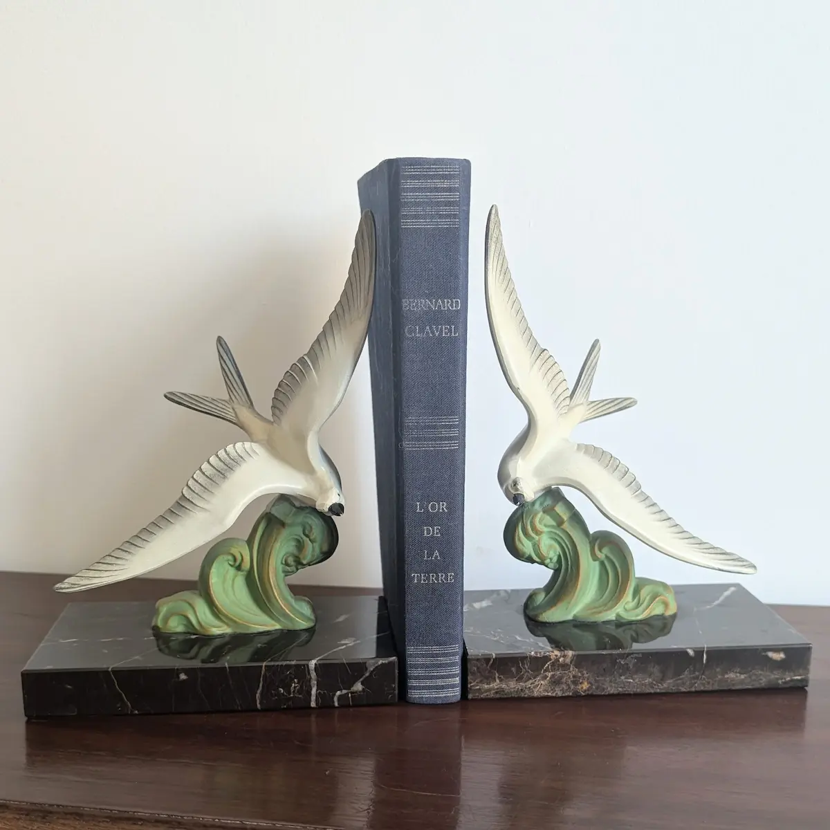 Paire de serre-livres oiseaux Art Déco en marbre noir