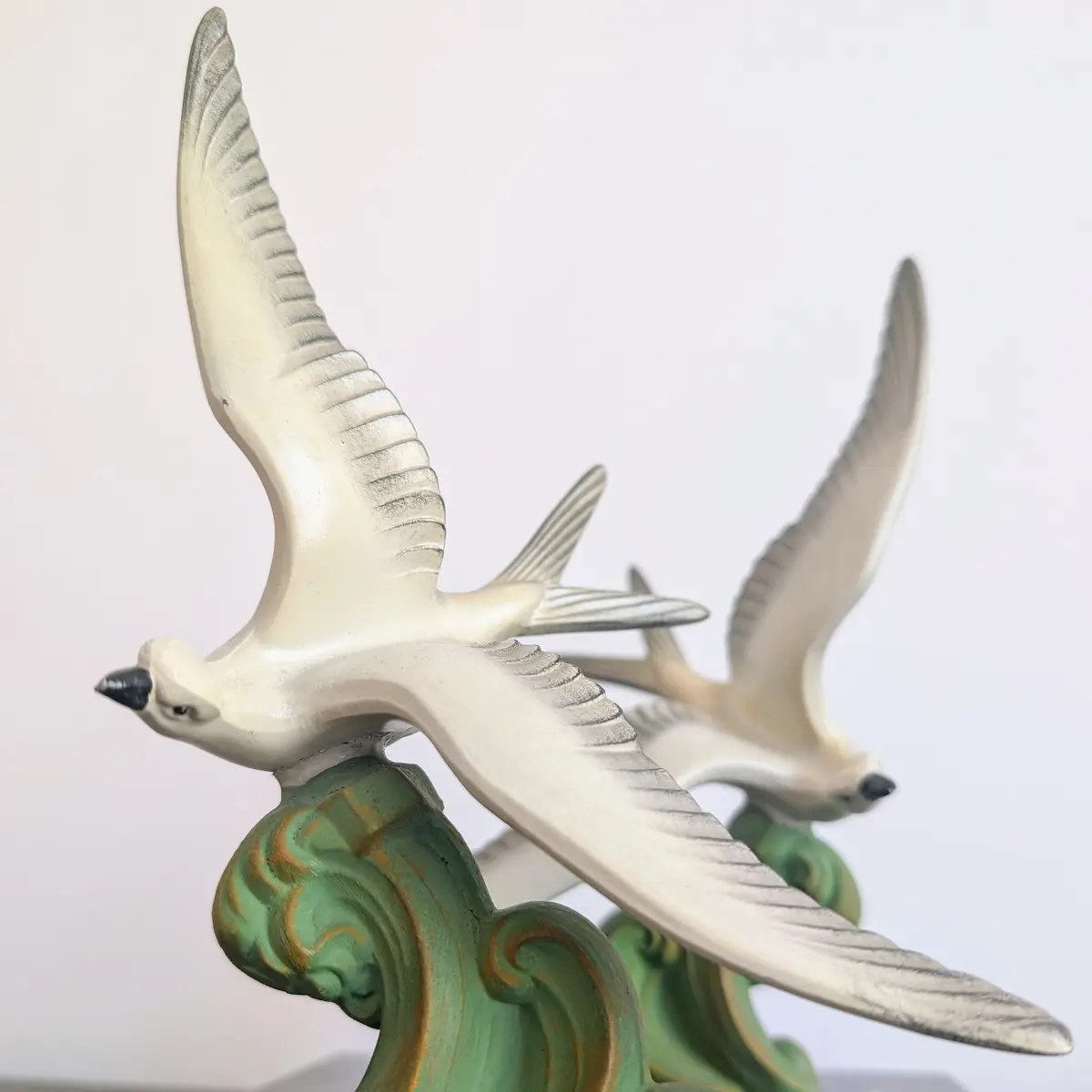 Détail ciselure aile oiseau Art Déco