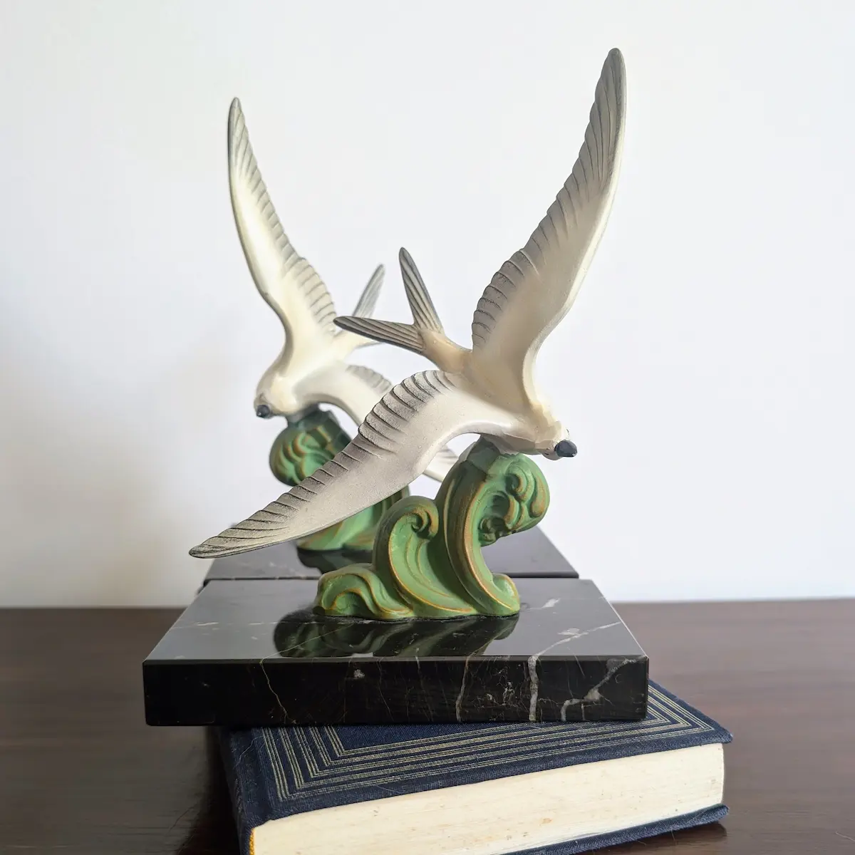 Vue en perspective de serre-livres oiseaux Art Déco