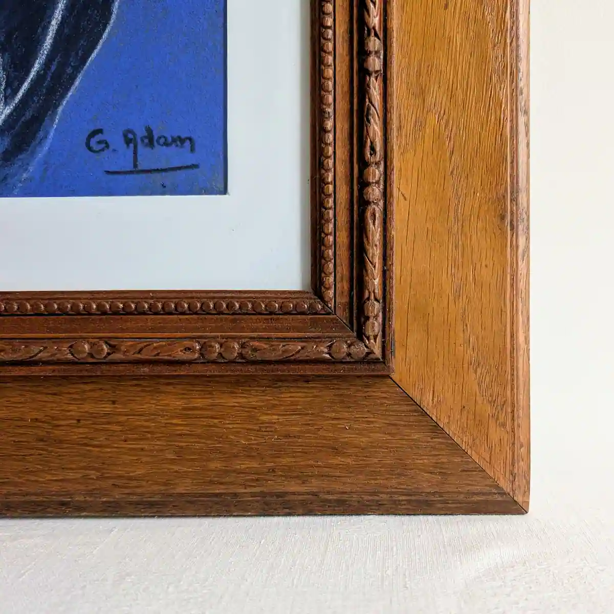 Zoom sur la signature G. Adam en bas à droite du pastel breton bleu cobalt.